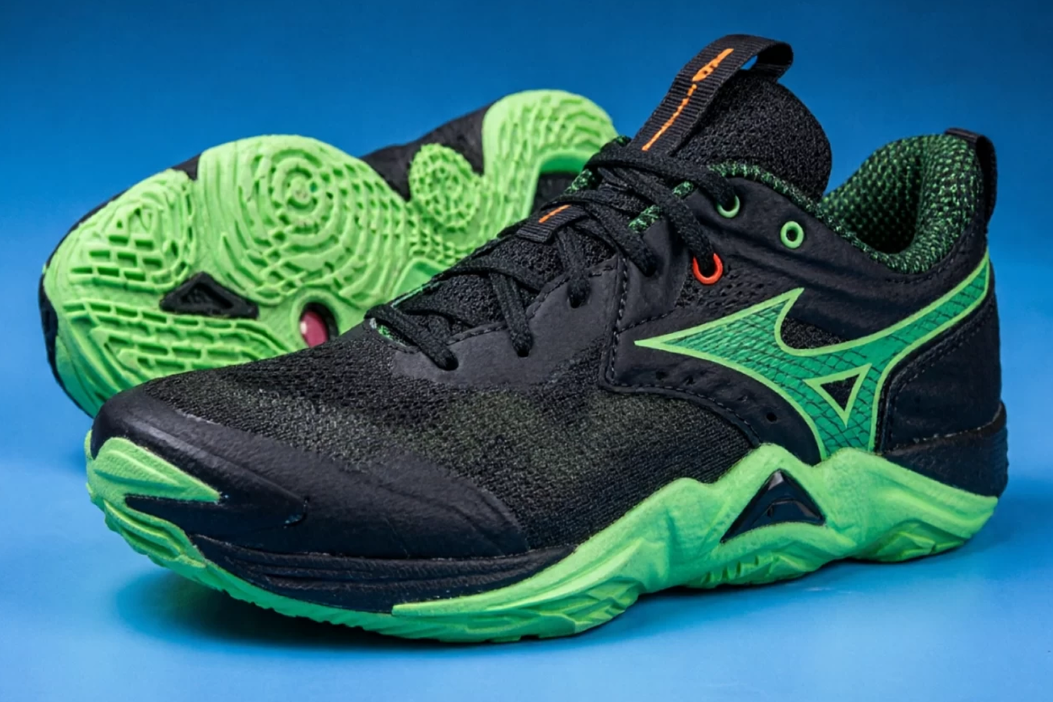 Чем отличаются Mizuno Wave Momentum Pro от Elite?
