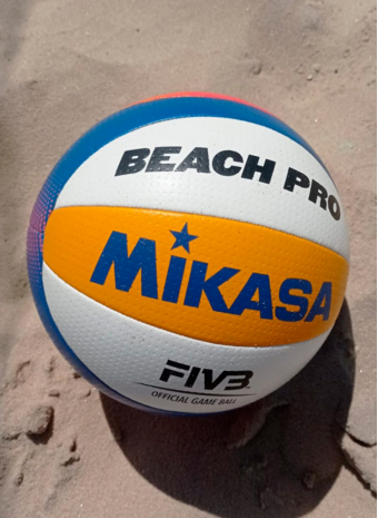 Эволюция пляжных мячей Mikasa: От песчаной классики до инноваций BV550C